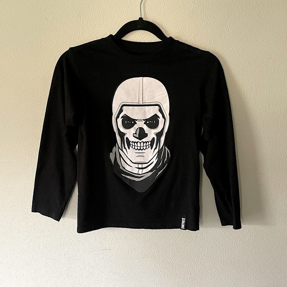 New! Fornite Black Skull Shirt. Size Medium.